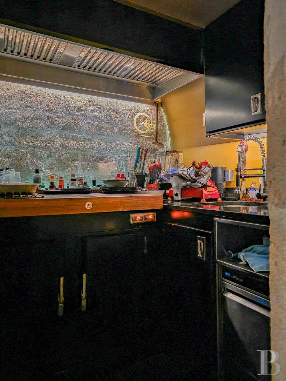 À Paris, dans le Quartier latin,  un ensemble de caves dans un immeuble du 17e siècle aménagées en lieu de réception - photo  n°11